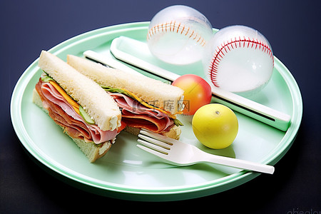 三明治放在塑料盘上，旁边是棒球棒