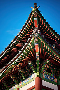 绿色华丽背景图片_蓝天映衬下的绿色华丽的亚洲建筑