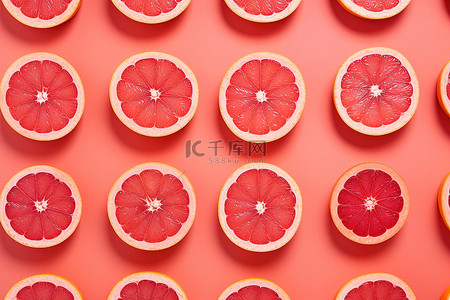 许多柚子片被切成红色背景上的部分