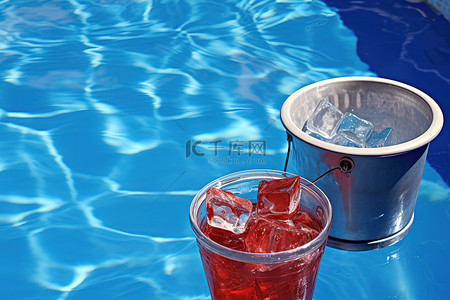 酒的背景图片_水池旁边放着红冰和蓝色苏打水的桶