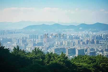 悬崖上的人背景图片_从悬崖上俯瞰首尔市中心