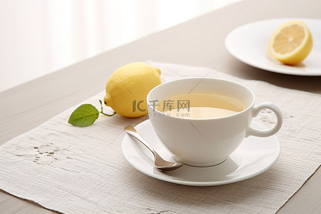 柠檬茶柠檬背景图片_桌上放着一杯加柠檬的白茶