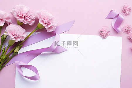康乃馨手工背景图片_粉色康乃馨花，带丝带和粉色背景礼品卡
