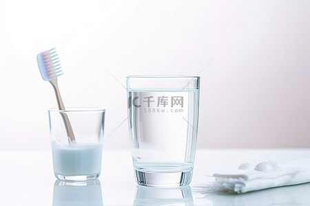 细砖清水墙背景图片_带牙刷的玻璃杯和带清水的牙科产品