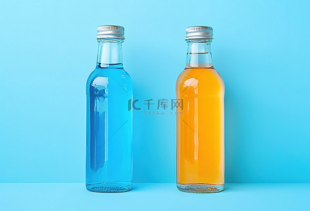 蓝色背景中两瓶装满蓝色和黄色液体的瓶子