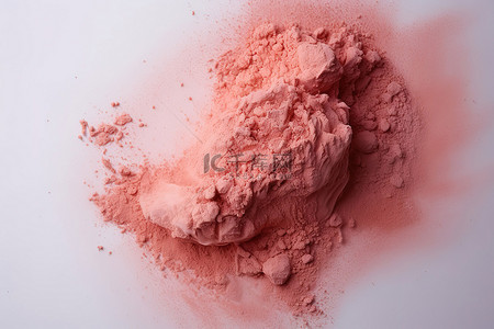 粉末堆积背景图片_白色背景上粉红色粉末的图像