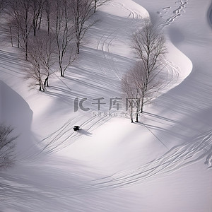 快乐的多名族背景图片_一名滑雪者和汽车驶过雪地里一个僻静的山谷