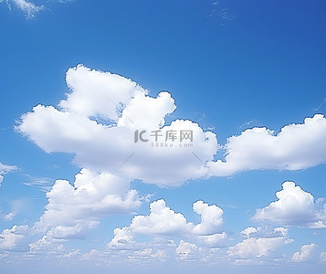 平原中间有一些云和蓝天
