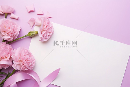 月的背景图片_粉色康乃馨和玫瑰围绕着漂亮的白色空白卡片和丝带