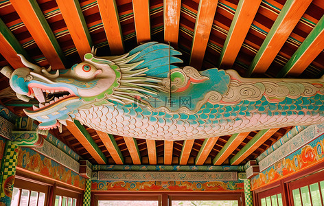 寺内背景图片_韩国寺庙内有一个池塘，里面有一条大鱼和一个木制天花板