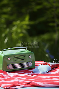 一台旧收音机，野餐毯上放着一双人字拖