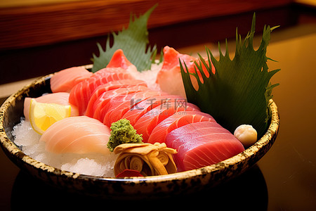 日本生鱼片背景图片_硬桌上放着一碗生鱼片，里面有各种鱼片
