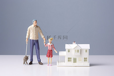 购房背景图片_一个大娃娃和孩子旁边是一个象征购房的白盒子