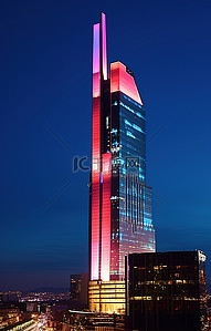 一座大楼内的一座大塔，带有城市天际线照明