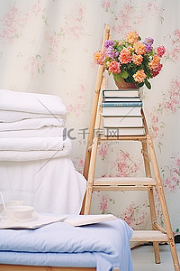 浴背景图片_白色的床单和毛巾整齐地放在梯子上，旁边是一本书