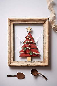 木框里的圣诞树坐在木勺上
