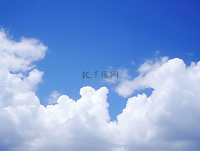 蓝色云彩天空背景图片_蓝色的天空和灰色的云彩