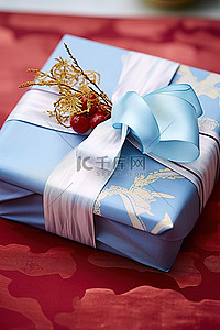 白桌上的蓝色和蓝色礼品包装