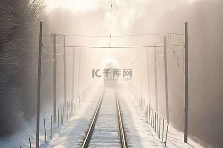 火车在雪地里沿着长长的轨道行驶