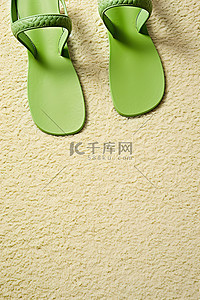 白鞋背景图片_白色表面上的绿色拖鞋