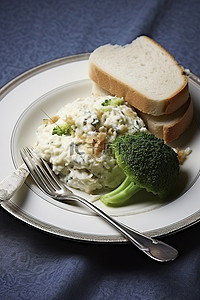 红薯包背景图片_一盘米饭和西兰花，配上面包和叉子