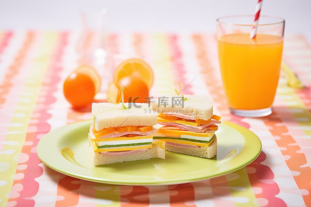 水果橙背景图片_盘子里的橙汁三明治，上面有橙子和香蕉片