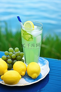 柠檬酸橙汁，玻璃杯里有葡萄和柠檬