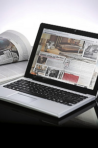 新闻背景图片_新闻和带闹钟的笔记本电脑