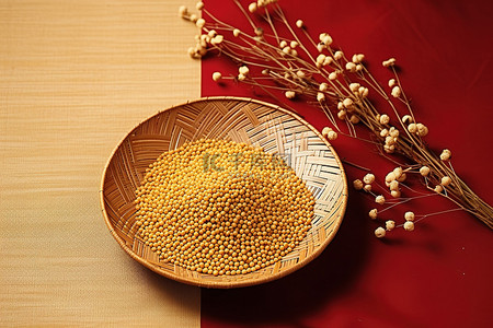 米饭放在盘子里，地板上有一个篮子和一个碗