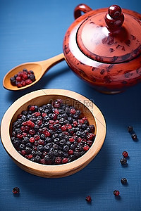红莓茶和茶壶旁边的木勺