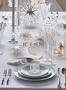 圣诞晚餐的桌子上摆满了银器和玻璃杯