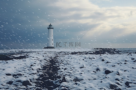 寒假旅行记背景图片_雪景中灯塔上方的多云天空