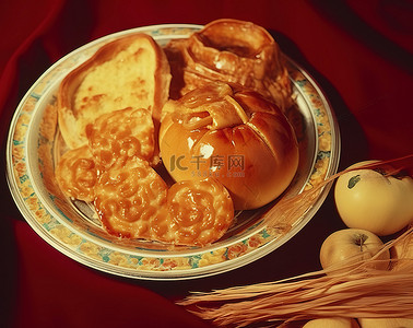 豆腐砂锅背景图片_砂锅盘里装满了面包和食物
