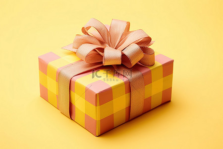 黄色和粉色格子小礼盒，黄色背景上有丝带