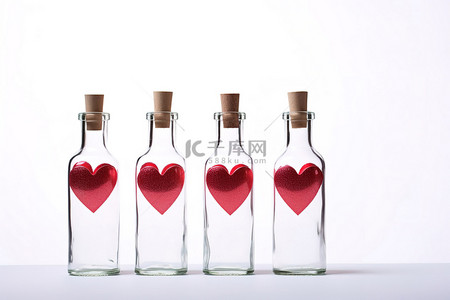 四个空瓶子，里面有红心