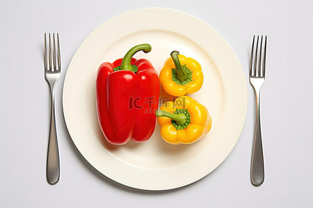 一个黑白相间的盘子，上面有两个红辣椒，彼此相邻，拼写为低卡路里 sketsor