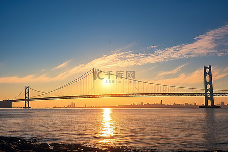阳光明媚的天空背景图片_海湾大桥在阳光明媚的日子