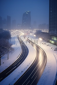 夜晚的城市雪路