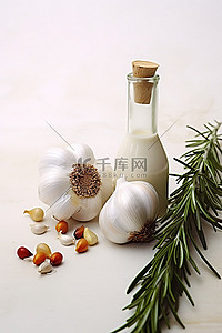 胡椒粉一勺背景图片_大蒜迷迭香迷迭香和胡椒在白色表面上用油