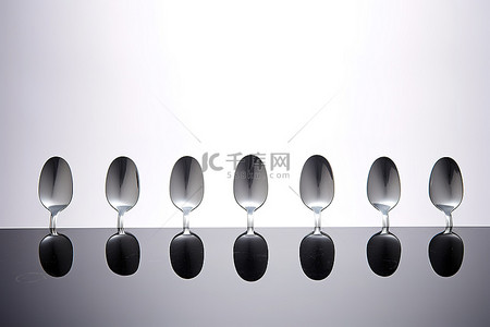 四把勺子和一些银器坐成一排