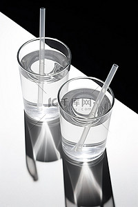 吸管喝水背景图片_两个玻璃杯，上面有两根小吸管