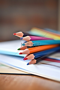 桌子上放着一本教科书和彩色铅笔