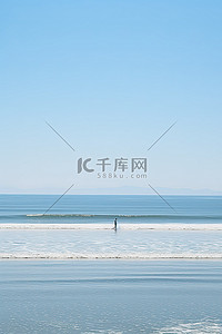 离开家乡背景图片_在海滩上骑着木板离开海洋