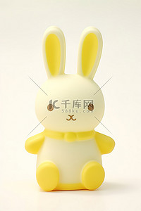 站立在白色背景中的黄色兔子玩具