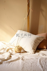 枕头上背景图片_这是一张床上，里面放着枕头和一缕纱线