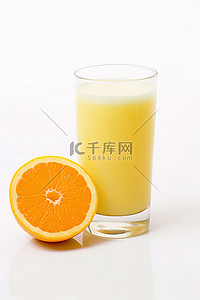 白色背景中的一杯橙汁