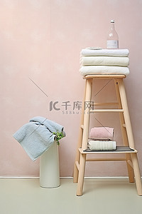 浴背景图片_折叠凳上挂着一叠毛巾