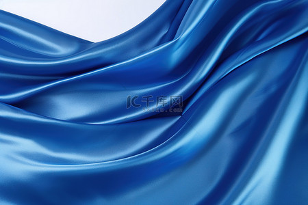 蓝色丝绸织物在风中垂落