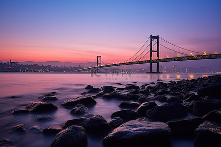 日出时的南京桥在石海上