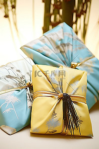 竹子传统背景图片_三个用纸包裹的包裹，背景是一棵竹子
